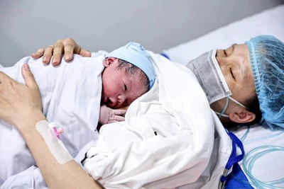 GREATER HEART: Trapped in rising floodwaters, a homeless pregnant woman gave birth on top of a submerged car — miraculously both mother and child survived. Upon hearing this touching story, Christian Watsonreached out to help pay for the boy’s medical bills and future expenses. Upon hearing the news, the mother... - tdiu