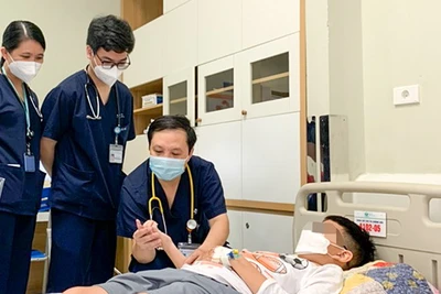 Bác sỹ thăm khám cho bệnh nhi. (Ảnh: BVCC)