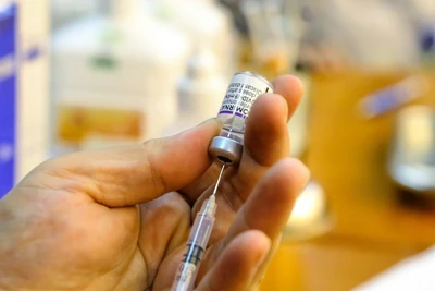 Hà Nội đang đẩy mạnh công tác tiêm chủng cho trẻ em dưới 12 tuổi. (Ảnh: TTXVN/Vietnam+)