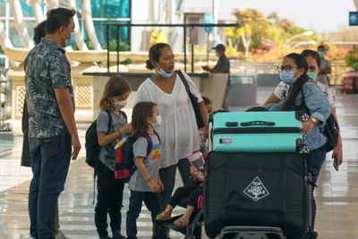 Du khách tại sân bay Ngurah Rai, Indonesia. (Ảnh: AFP/TTXVN)
