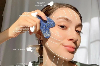 Massage mặt bằng đá guasha