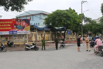 Lực lượng chức năng làm nhiệm vụ tại các chốt kiểm soát dịch COVID-19 thành phố Phủ Lý. (Ảnh: Thanh Tuấn/TTXVN) 