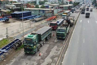 Đóng 1 làn đường trên Quốc lộ 51 đoạn qua Đồng Nai để sửa chữa. (Ảnh: Công Phong/TTXVN)