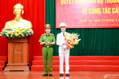 Thứ trưởng Bộ Công an Lê Quý Vương trao Quyết định và tặng hoa chúc mừng Đại tá Phạm Thế Tùng. (Nguồn: Báo Nghệ An)