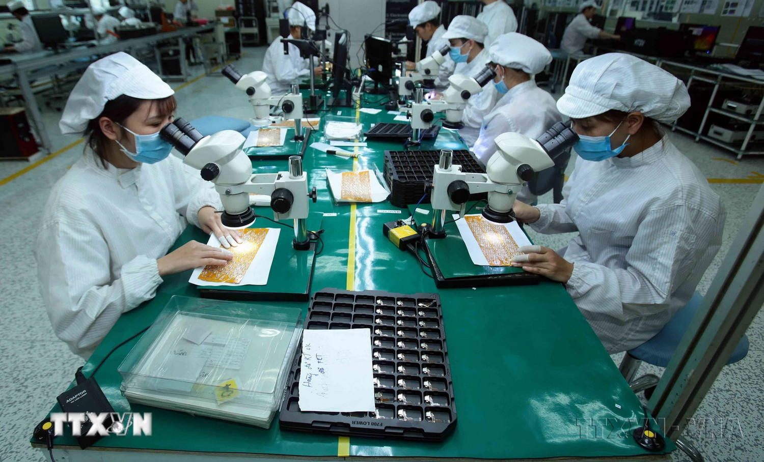 Sản xuất linh kiện điện tử. (Nguồn: TTXVN) Ưu tiên thúc đẩy tăng trưởng, kiên định mục tiêu tăng trưởng từ 8% trở lên