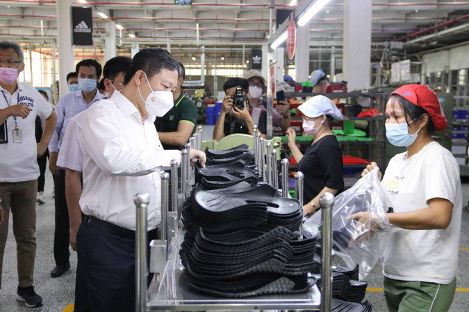 Yue Yuen Industrial (Holdings) Limited — image 3