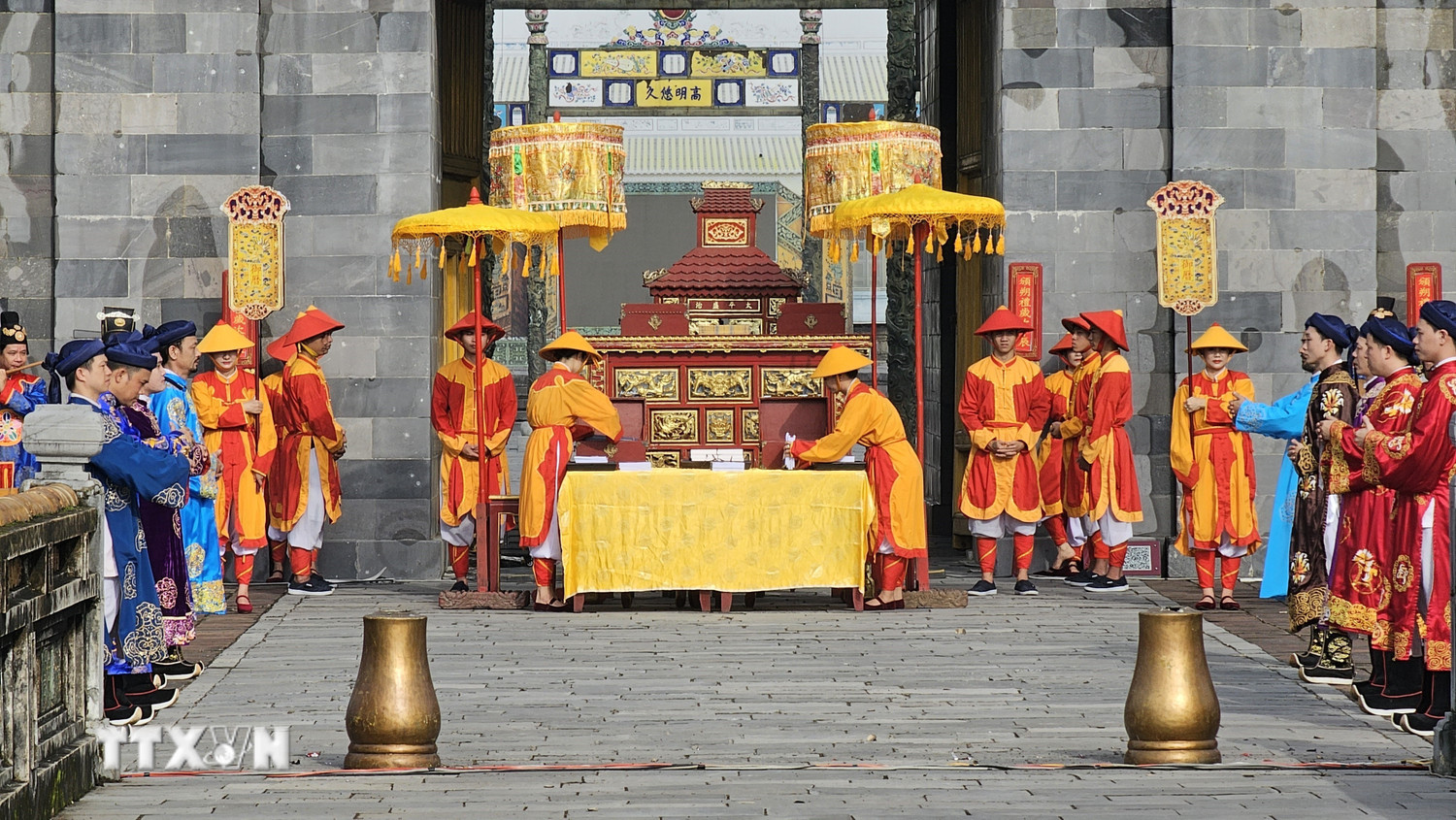 Återuppförande av Nguyen-dynastins ceremoni för utfärdande av dekret vid Ngo Mon-porten, Hue. (Foto: Tuong Vi/VNA) ttxvn_tai_hien_le_ban_soc_trieu_nguyen_12_2024.jpg