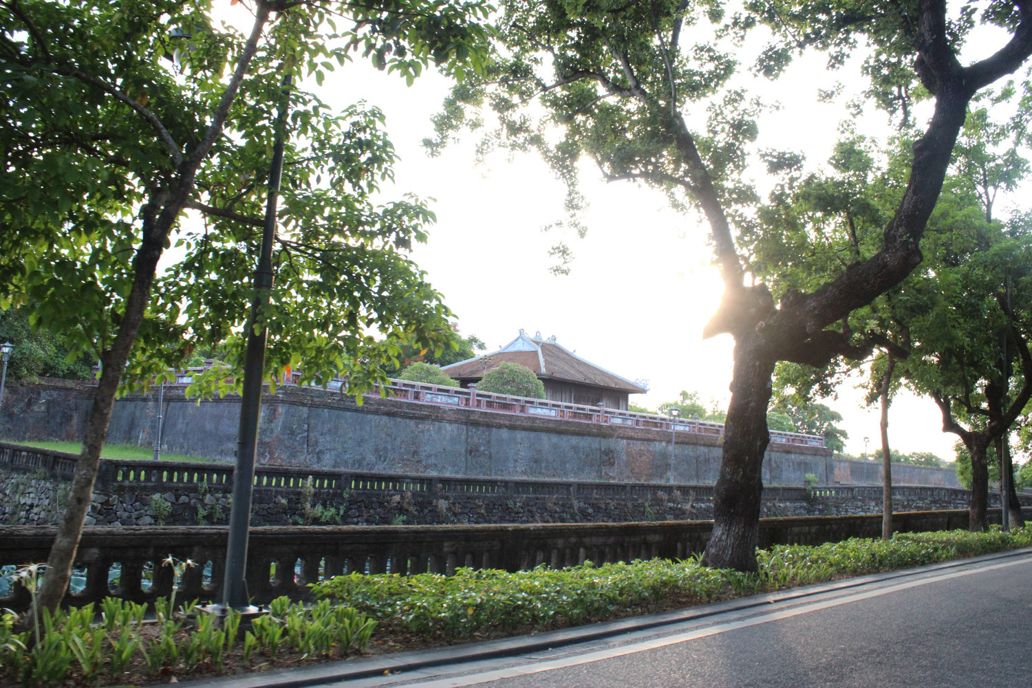 De arkitektoniska strukturerna i den antika huvudstaden smälter sömlöst in i naturen och skapar en magisk rytm. (Källa: Vietnam+) ve_dep_xu_hue_12_2024.jpg