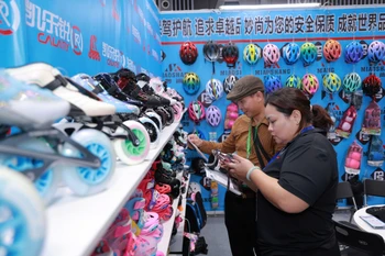 Vietnam Sport Show 2025 có quy mô hơn 400 gian hàng trưng bày đến từ các doanh nghiệp hàng đầu trong nước và quốc tế. (Ảnh: PV/Vietnam+)