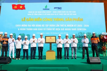 Lãnh đạo Đảng uỷ Chính phủ, lãnh đạo Petrovietnam; đại diện chủ đầu tư Orsted (Đan Mạch) và đại diện lãnh đạo PTSC thực hiện nghi thức gắn biển công trình. (Ảnh: PV/Vietnam+)