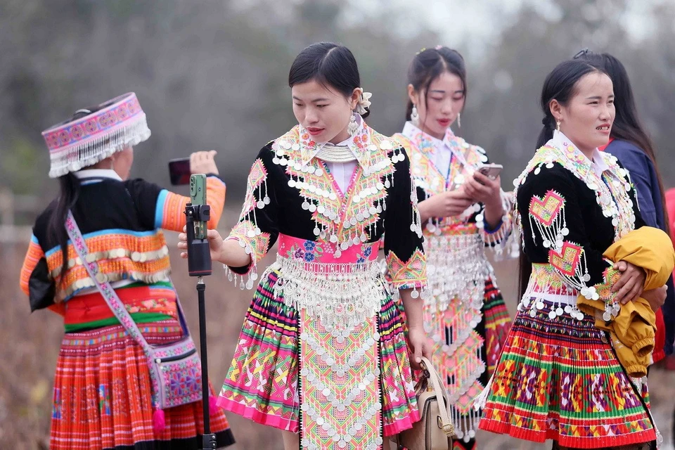 Tại tỉnh Sơn La, dân tộc Mông thường sinh sống ở các xã vùng núi cao của 12 huyện, thành phố. Trong ảnh là những ﻿phụ nữ dân tộc Mông ở xã Hua Nhàn, huyện Bắc Yên, xúng xính váy áo, vui Xuân đón Tết. (Ảnh: Quang Quyết/TTXVN)