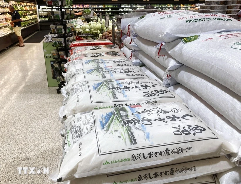 日本のお米はスーパーマーケットで売られています。 （写真：共同通信/VNA）