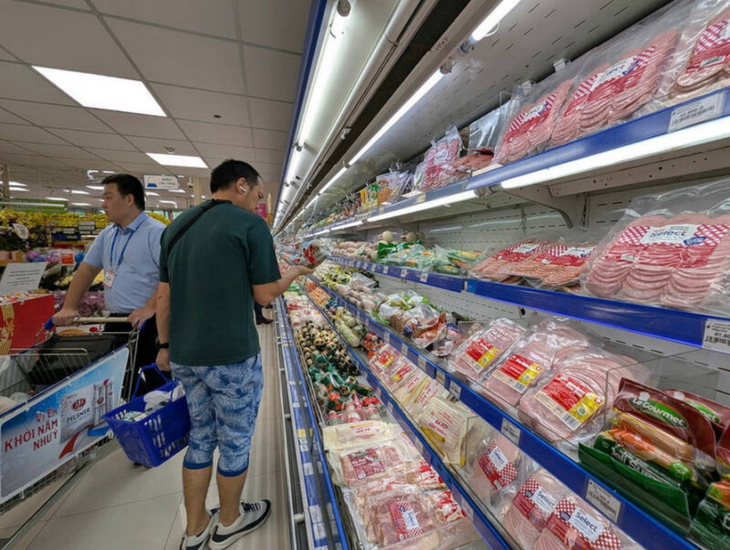 Người mua hàng tại một siêu thị ở Thành phố Hồ Chí Minh