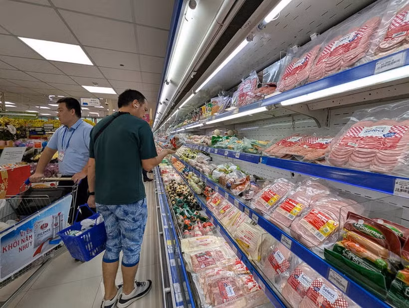 Người mua hàng tại một siêu thị ở Thành phố Hồ Chí Minh