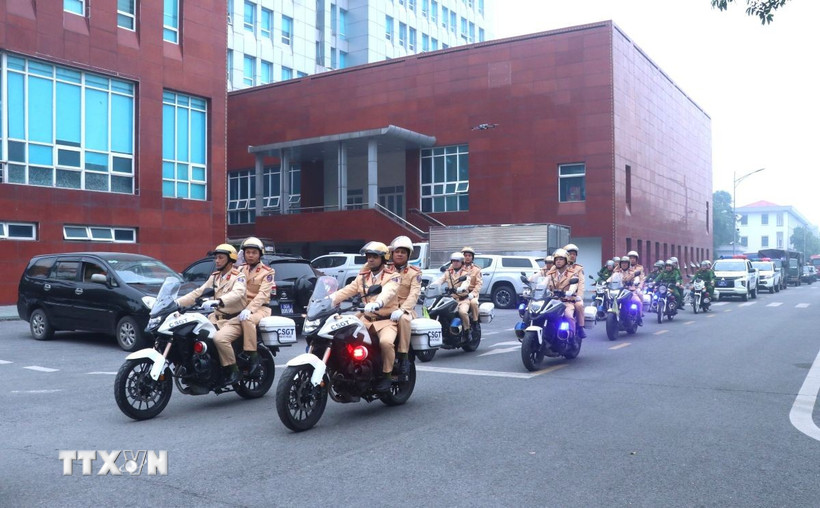 Các lực lượng Công an tỉnh Hưng Yên ra quân thực hiện đợt cao điểm trấn áp tội phạm. (Ảnh: Đinh Văn Nhiều/TTXVN)