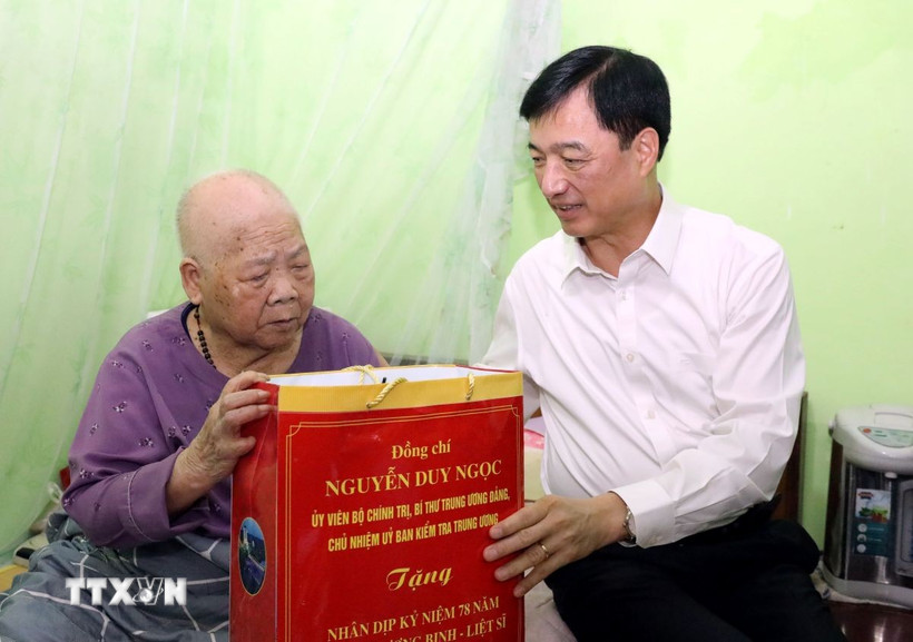 Chủ nhiệm Ủy ban Kiểm tra Trung ương Nguyễn Duy Ngọc thăm, tặng quà mẹ Việt Nam anh hùng Nguyễn Thị Kim (93 tuổi ở phường Đông Kinh) - là mẹ của hai liệt sỹ. (Ảnh: Văn Đạt/TTXVN)