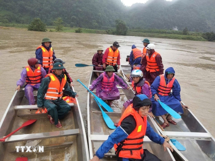 Lực lượng chức năng tổ chức lực lượng tìm kiếm các nạn nhân mất tích. (Ảnh: TTXVN phát)