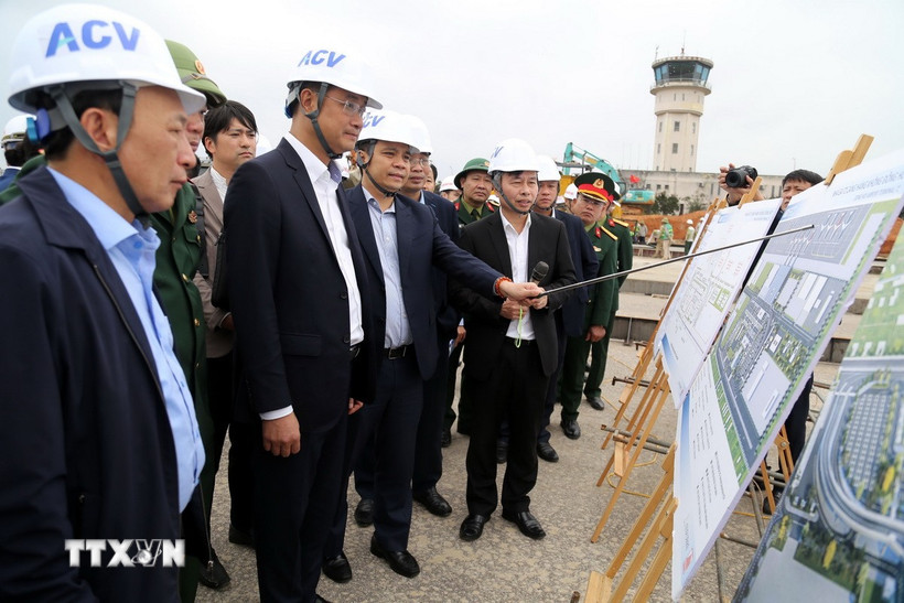 Lãnh đạo Tỉnh ủy Quảng Bình và đoàn công tác của Tổng Công ty Cảng Hàng không Việt Nam khảo sát thực tế triển khai dự án “Xây dựng Nhà ga hành khách T2 và mở rộng sân đỗ máy bay-Cảng hàng không Đồng Hới (Quảng Bình). (Ảnh: Tá Chuyên/TTXVN)
