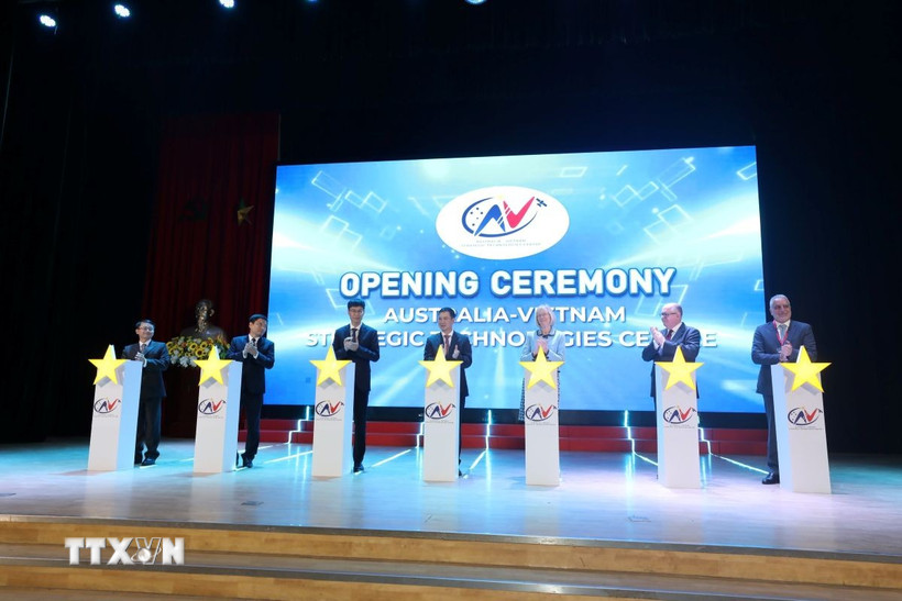 Các đại biểu thực hiện nghi thức ra mắt Trung tâm Công nghệ chiến lược Australia-Việt Nam. (Ảnh: Thu Phương/TTXVN)