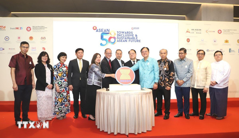 Đại diện ban tổ chức và Lãnh sự đoàn ASEAN đã cùng cắt bánh kỷ niệm 58 năm thành lập ASEAN. (Ảnh: Xuân Vịnh/TTXVN)