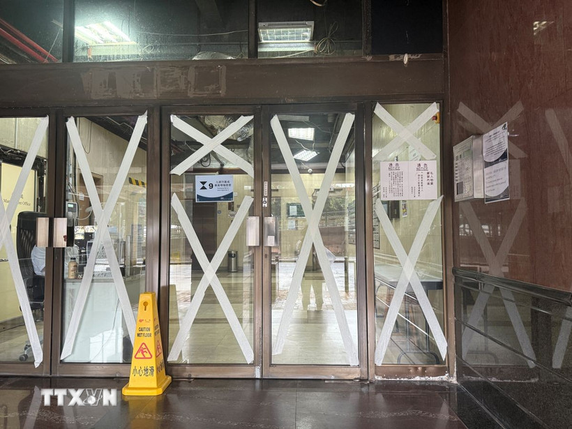 Các tòa nhà tại Hong Kong đều dán băng dính để tránh vỡ kính. (Ảnh: Mạc Luyện/TTXVN)