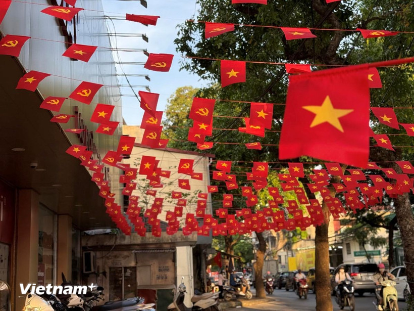 Đường phố thủ đô Hà Nội trang hoàng rực rỡ chào mừng 80 năm Cách mạng Tháng Tám và Quốc khánh 2/9. (Ảnh: Vietnam+)