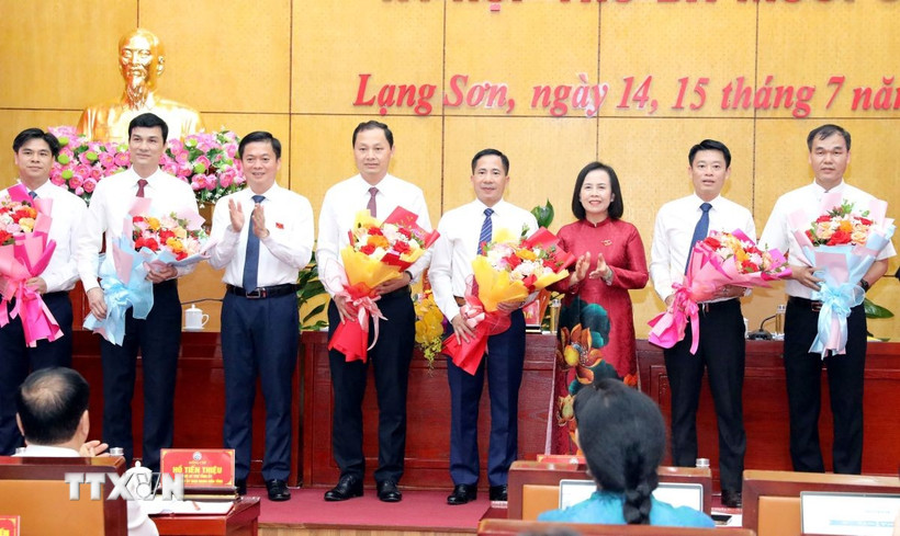 Lãnh đạo tỉnh Lạng Sơn chúc mừng ông Nguyễn Văn Trường (thứ 5, từ trái sang) được bầu giữ chức Phó Chủ tịch Hội đồng Nhân dân tỉnh Lạng Sơn. (Ảnh: Văn Đạt/TTXVN)