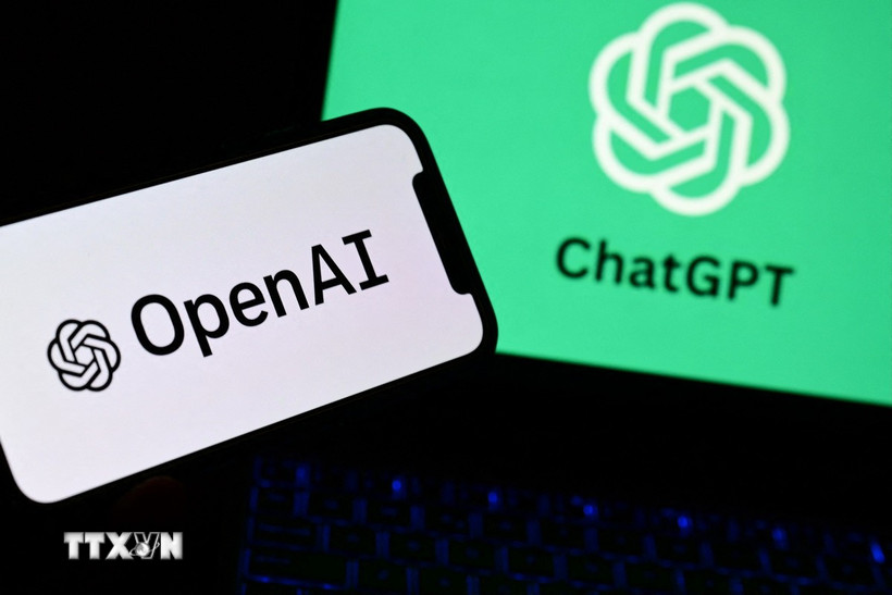 Biểu tượng của Công ty trí tuệ nhân tạo OpenAI trên màn hình điện thoại và máy tính ở Manta, Italy. Ảnh: AFP/TTXVN