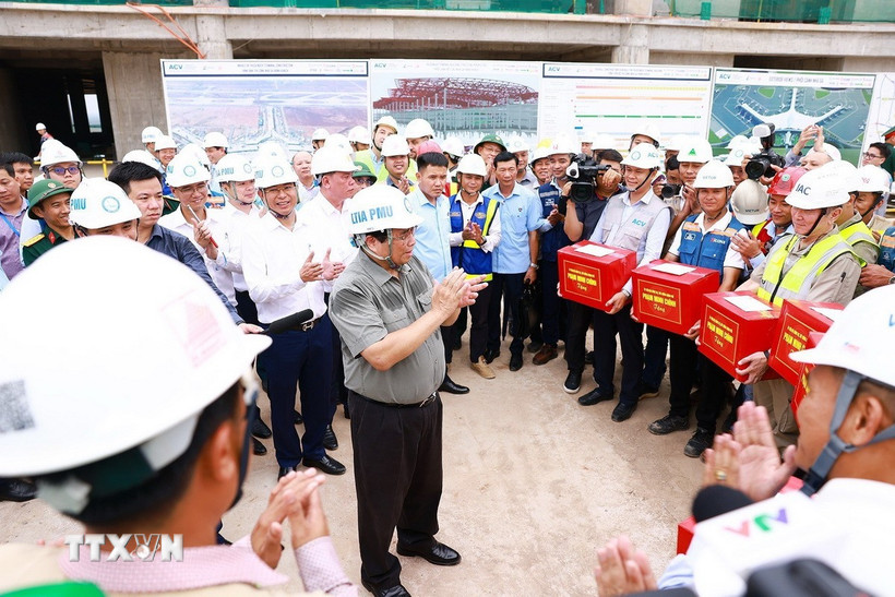 Thủ tướng Phạm Minh Chính động viên, giao nhiệm vụ cho các đơn vị thi công dự án Cảng hàng không quốc tế Long Thành. (Ảnh: Dương Giang/TTXVN)