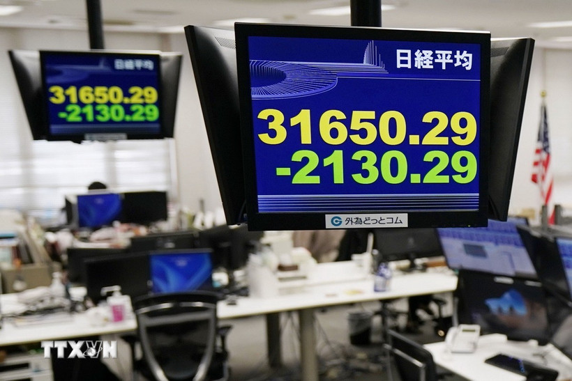 Chỉ số Nikkei 225 được hiển thị tại Công ty giao dịch ngoại hối ở Tokyo (Nhật Bản) ngày 7/4/2025. (Ảnh: Kyodo/TTXVN)