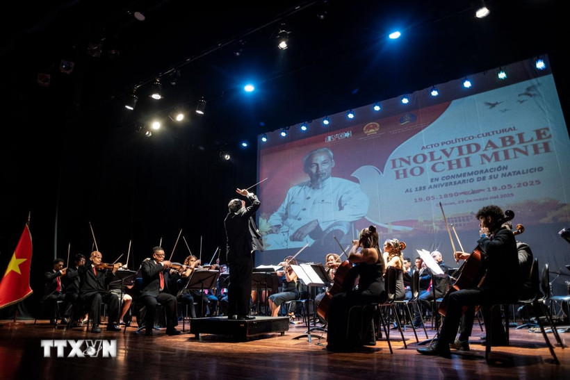 Dàn nhạc giao hưởng quốc gia Venezuela trình diễn bài Tiến quân ca. (Ảnh: ĐSQ cung cấp)