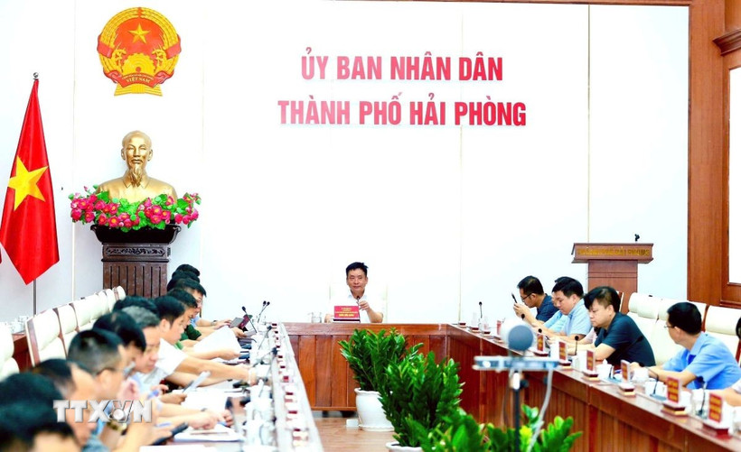 Quang cảnh cuộc họp khẩn triển khai các biện pháp ứng phó bão số 9. (Ảnh: Hoàng Ngọc/TTXVN) 