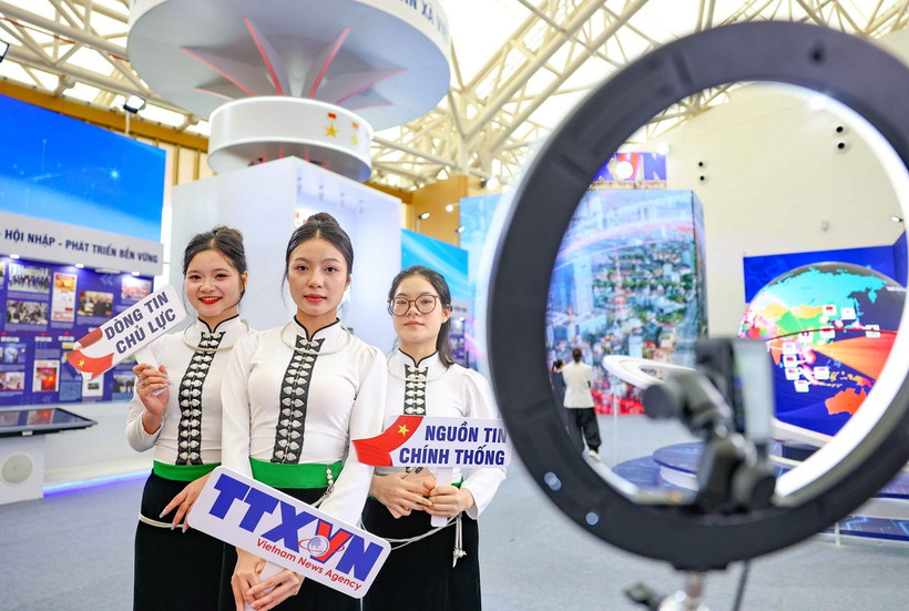 Khu vực trưng bày của Thông tấn xã Việt Nam tại Triển lãm thành tựu đất nước giới thiệu nhiều phương thức truyền thông hiện đại. (Ảnh minh họa: TTXVN)