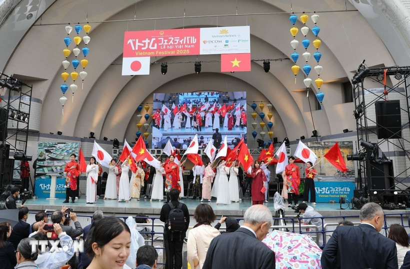 Tiết mục văn nghệ chào mừng Lễ hội Việt Nam tại Nhật Bản 2025. (Ảnh: Xuân Giao/TTXVN)