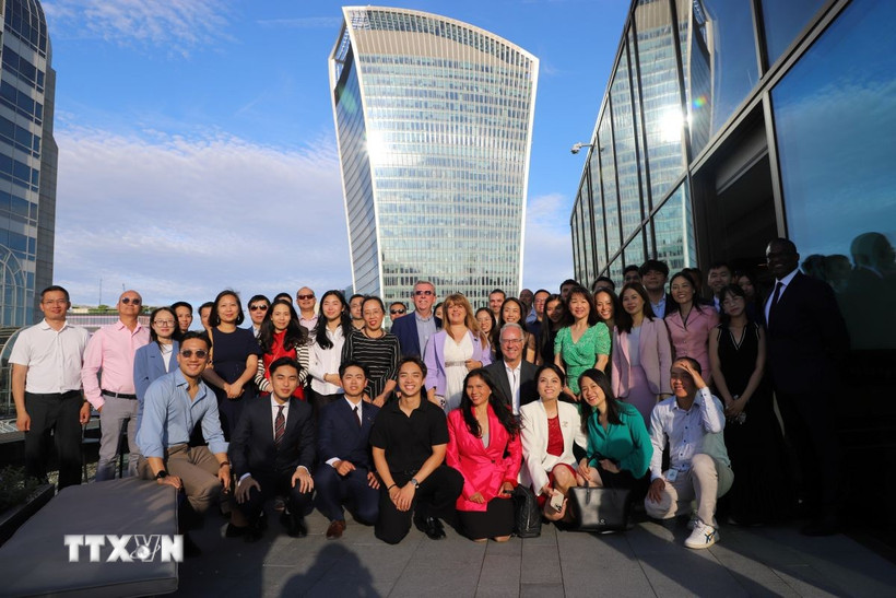 Ban lãnh đạo Hiệp hội Tài chính và Đầu tư Việt Nam tại Anh (VIFA UK), các thành viên và khách mời tại Lễ ra mắt VIFA UK. (Ảnh: Hữu Tiến/TTXVN)