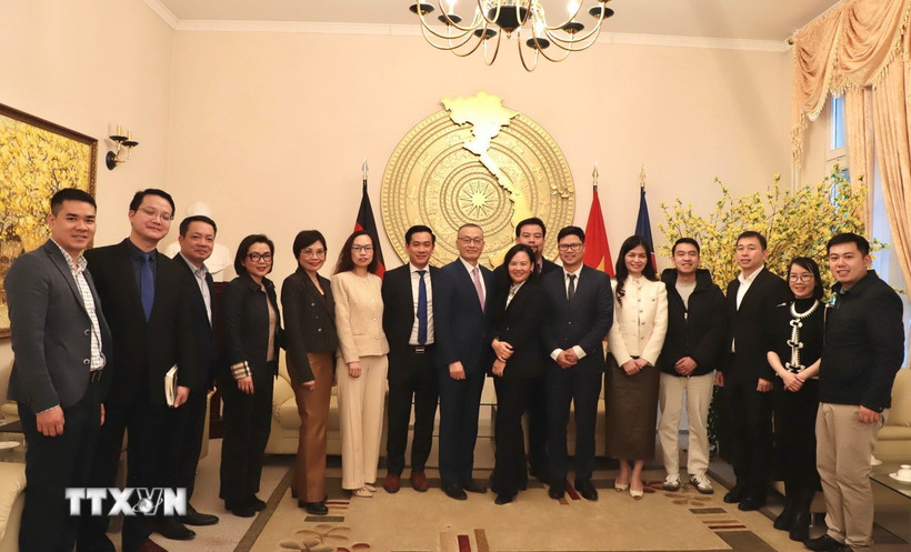 Ban chấp hành Hiệp hội Doanh nghiệp trẻ Việt Nam tại châu Âu chụp ảnh với Đại sứ quán Việt Nam tại Cộng hòa Liên bang Đức. (Ảnh: Phương Hoa/TTXVN)