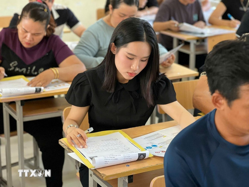 Các học viên thi phần thi lý thuyết sát hạch lái xe. (Ảnh: TTXVN phát)