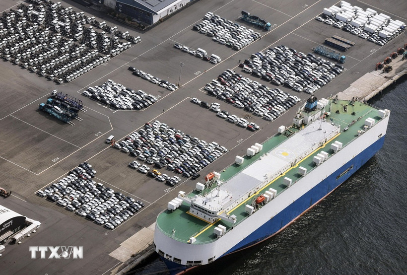 Xe ôtô chờ xuất khẩu tại trung tâm logistics ở Kawasaki, gần Tokyo, ngày 27/3/2025. (Ảnh: Kyodo/TTXVN)