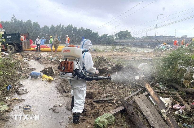Lực lượng chức năng phun thuốc khử khuẩn đảm bảo vệ sinh môi trường sau mưa lũ. Ảnh: Tường Quân - TTXVN