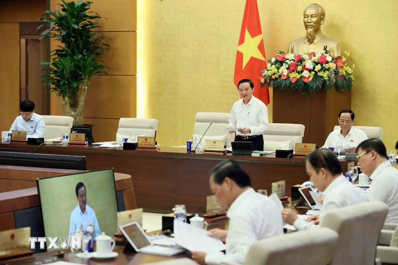 Phó Chủ tịch Quốc hội Nguyễn Khắc Định điều hành phiên họp. (Ảnh: An Đăng/TTXVN)
