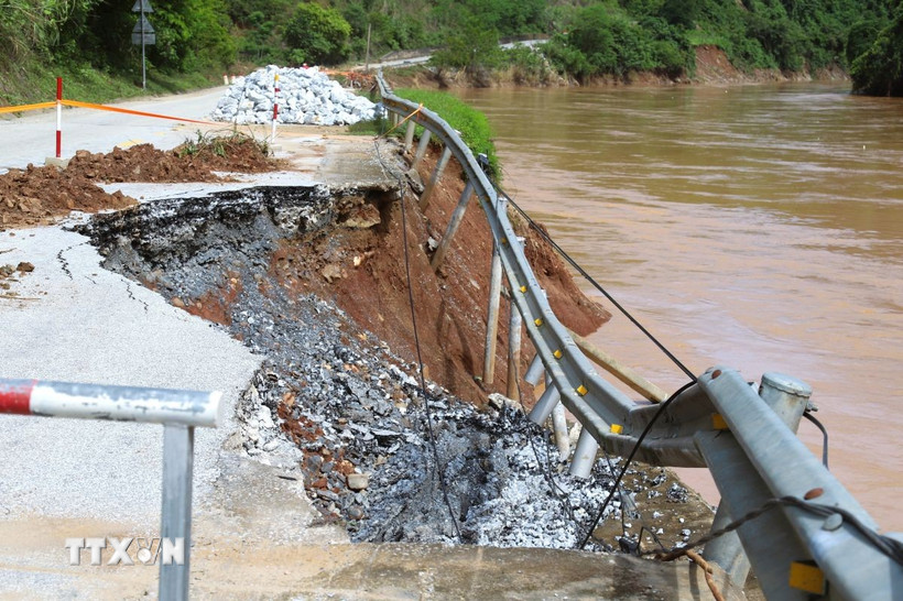 Điểm sạt lở ta-luy âm trên quốc lộ 7 ở Nghệ An do nước lũ sông Lam gây nên, quy mô điểm sạt đã ăn vào gần tim đường. (Ảnh: Xuân Tiến/TTXVN)