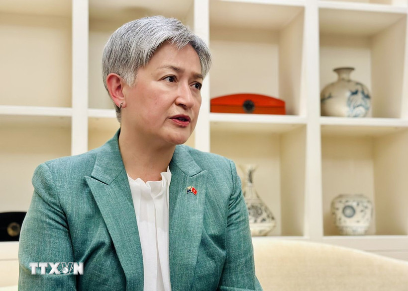 Bộ trưởng Ngoại giao Australia Penny Wong trả lời phỏng vấn báo chí. (Ảnh: Việt Đức/TTXVN)