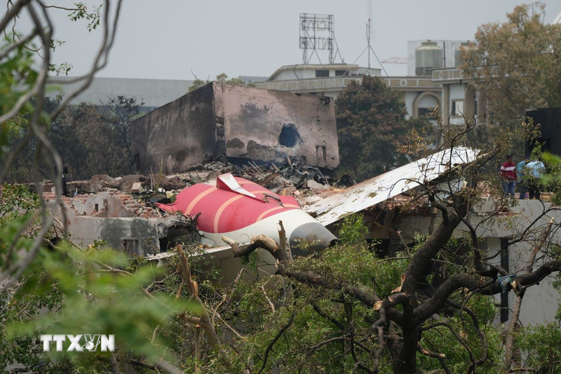 Hiện trường vụ rơi máy bay của Hãng Air India ở thành phố Ahmedabad, bang Gujarat, Ấn Độ ngày 13/6/2025. (Ảnh: THX/TTXVN)