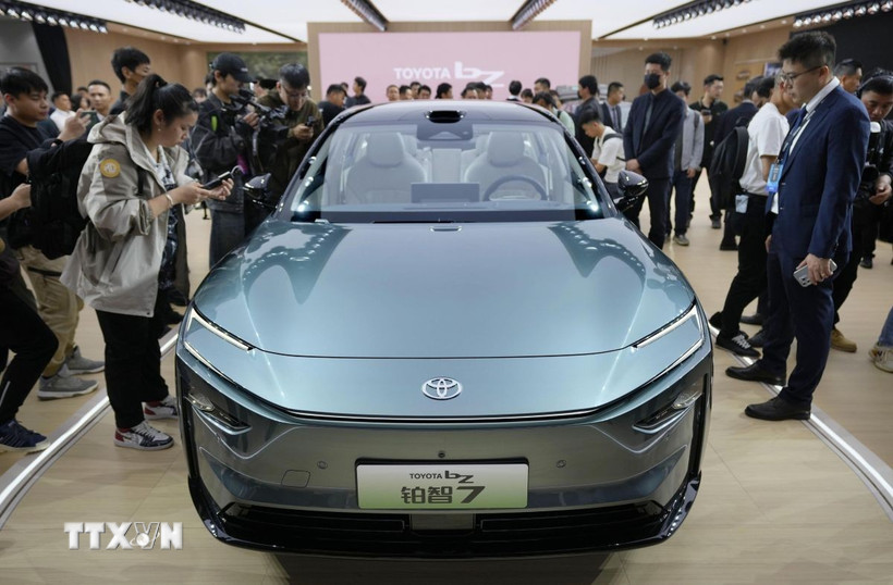 Mẫu xe điện bZ7 của Toyota được giới thiệu tại Triển lãm ô tô Thượng Hải ngày 23/4/2025. Ảnh: Kyodo/TTXVN