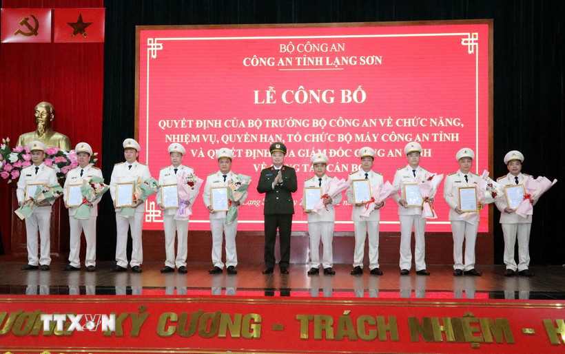 Trao Quyết định của Giám đốc Công an tỉnh điều động các Trưởng Công an huyện, thành phố đến nhận công tác tại các phòng nghiệp vụ Công an tỉnh và điều động, luân chuyển một số lãnh đạo phòng nghiệp vụ với nhau. (Ảnh: Văn Đạt/TTXVN)