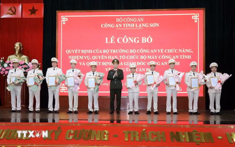 Trao Quyết định của Giám đốc Công an tỉnh điều động các Trưởng Công an huyện, thành phố đến nhận công tác tại các phòng nghiệp vụ Công an tỉnh và điều động, luân chuyển một số lãnh đạo phòng nghiệp vụ với nhau. (Ảnh: Văn Đạt/TTXVN)