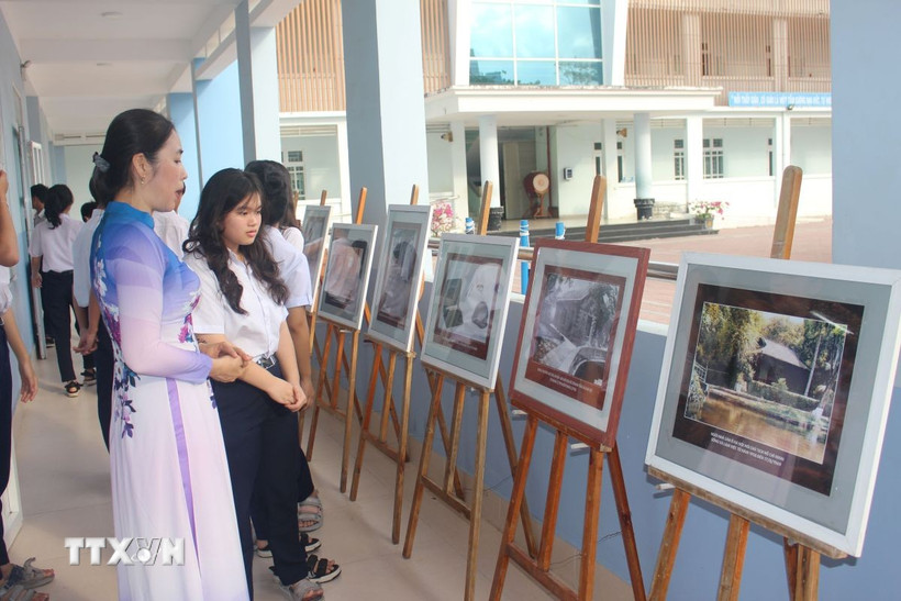 Triển lãm về Bác thu hút thầy cô giáo và học sinh tham quan, tìm hiểu. (Ảnh: Hồng Hiếu/TTXVN)