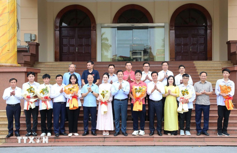 Các đồng chí lãnh đạo tỉnh Bắc Ninh trao Bằng khen cho học sinh đoạt giải tại các kỳ thi Olympic khu vực. (Ảnh: Thái Hùng/TTXVN)