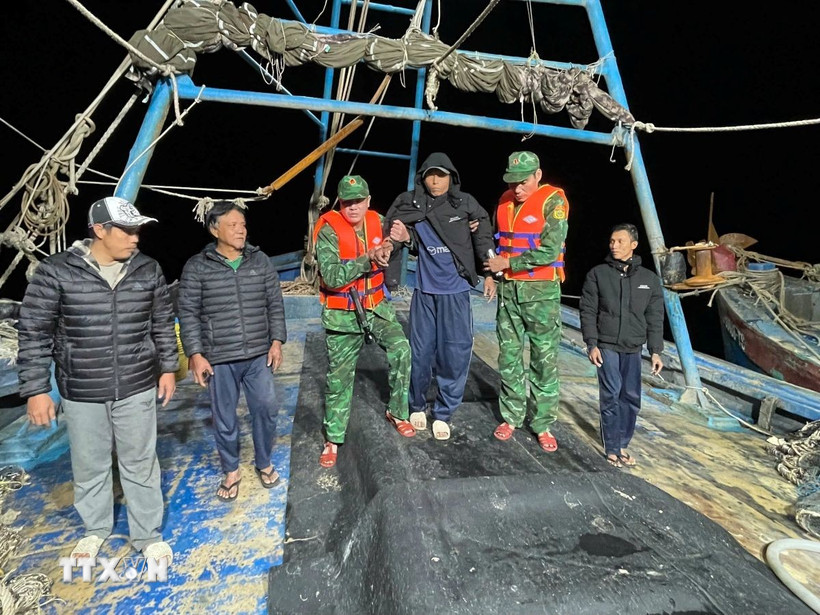 Lực lượng Biên phòng Cát Bà kịp thời hỗ trợ thuyền viên bị nạn trong đêm. (Ảnh: TTXVN phát)