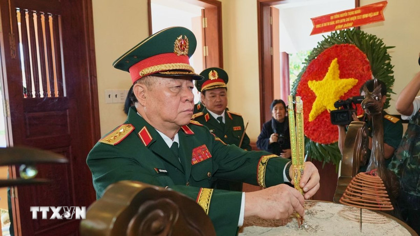 Đại tướng Nguyễn Trọng Nghĩa, Ủy viên Bộ Chính trị, Bí thư Trung ương Đảng, Ủy viên Thường vụ Quân ủy Trung ương, Chủ nhiệm Tổng cục Chính trị Quân đội nhân dân Việt Nam dâng hương tưởng niệm Chủ tịch Hồ Chí Minh và các Anh hùng liệt sỹ. (Ảnh: Minh Phú/TTXVN) 